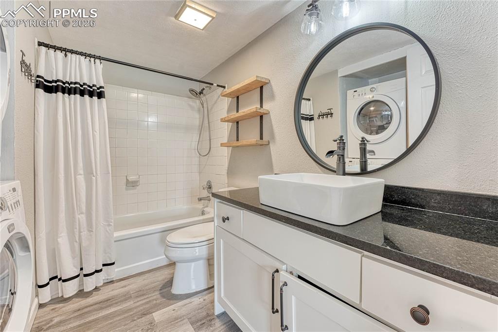 Image 31 of 43: Bathroom