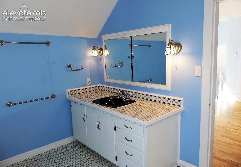 Image 11 of 11: Bathroom