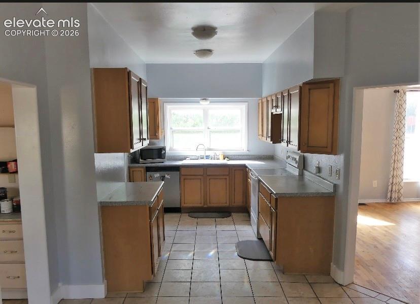 Image 4 of 11: Kitchen