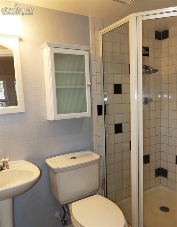 Image 8 of 11: Bathroom