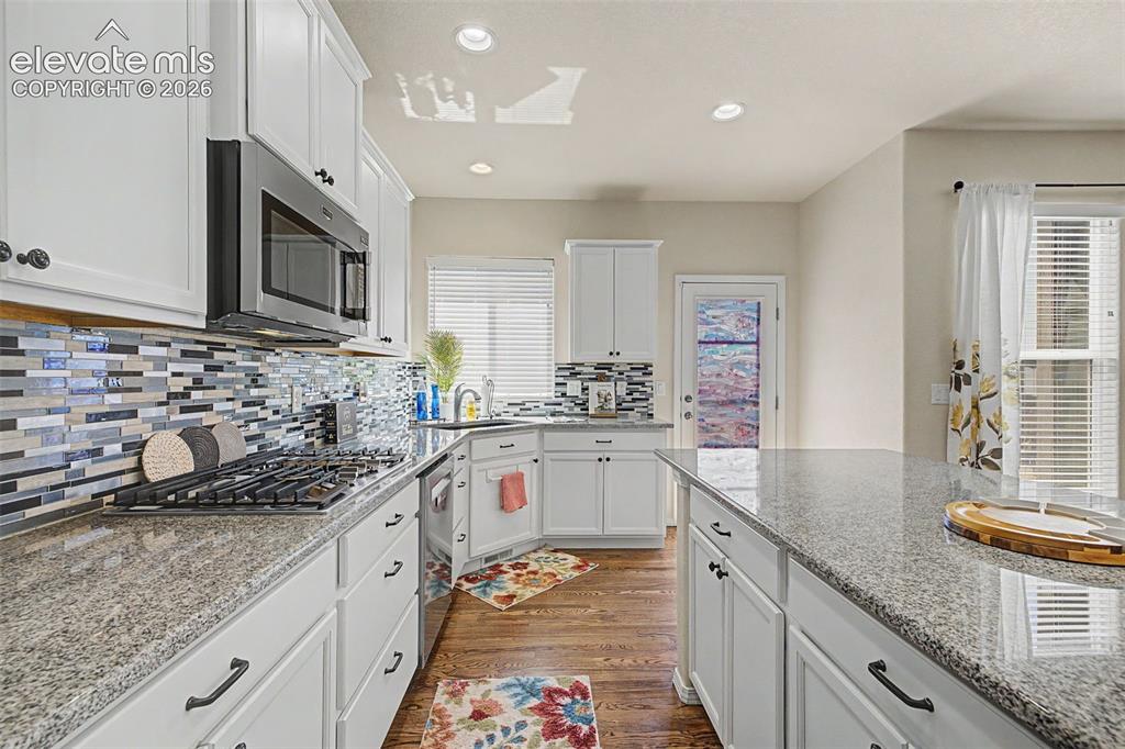 Image 15 of 39: Kitchen