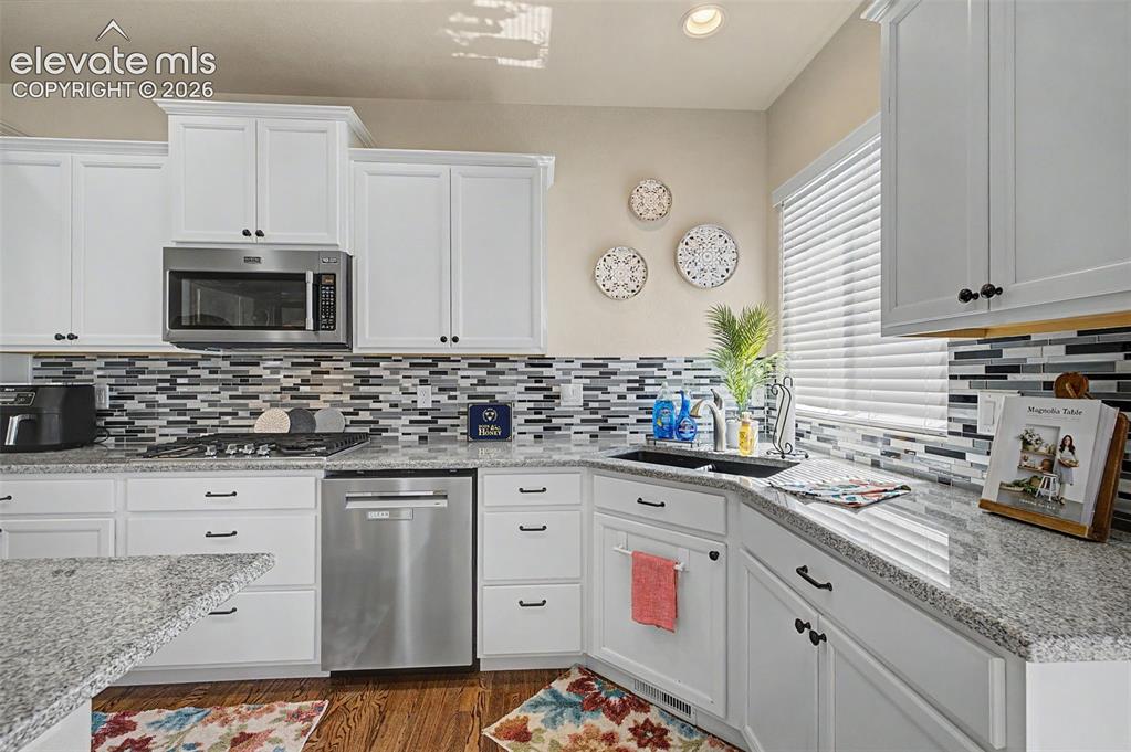 Image 16 of 39: Kitchen