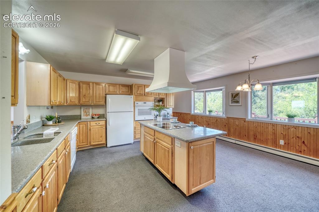 Image 17 of 50: Kitchen