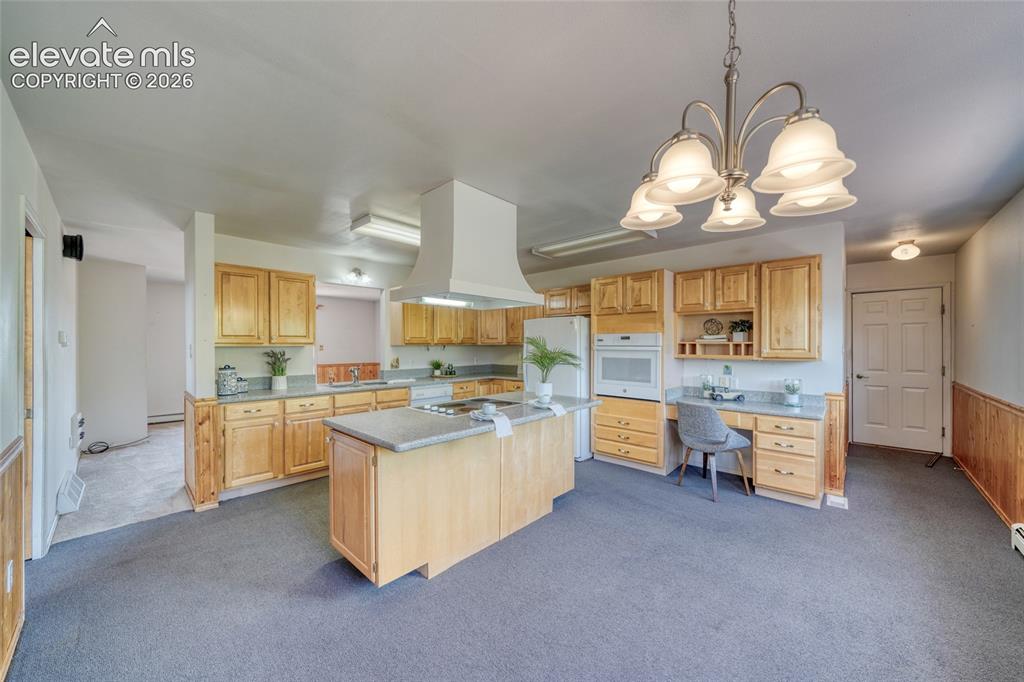 Image 18 of 50: Kitchen