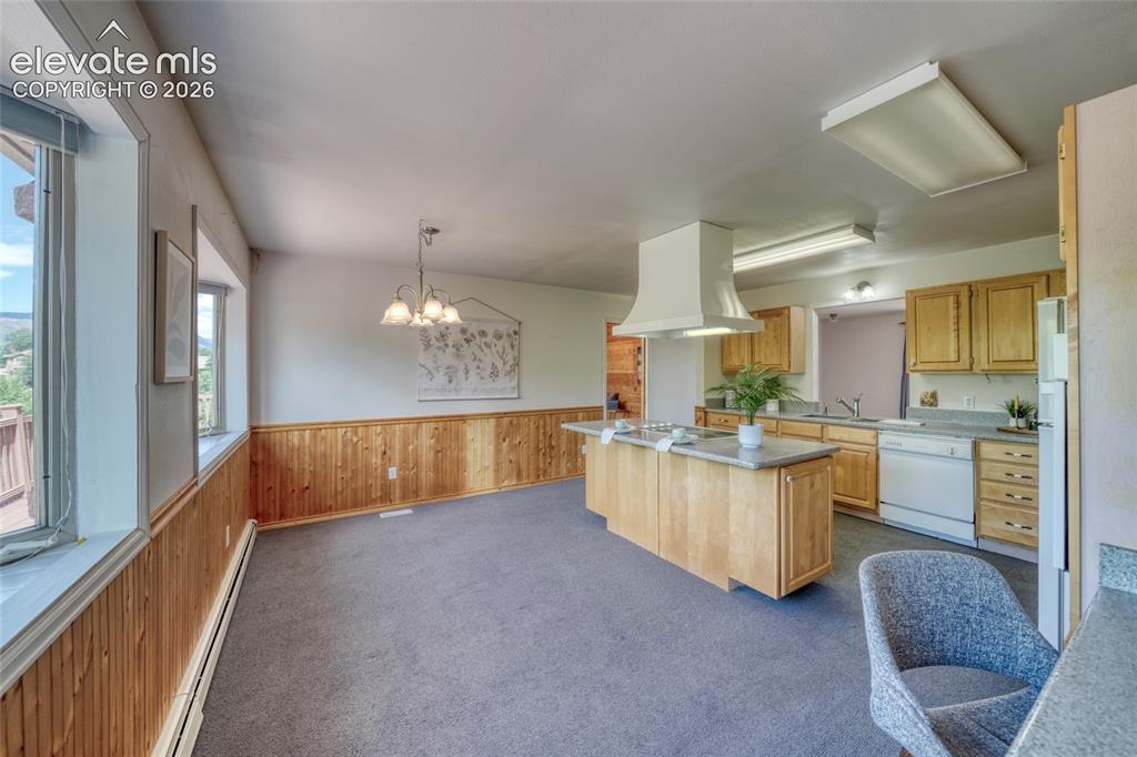 Image 19 of 50: Kitchen