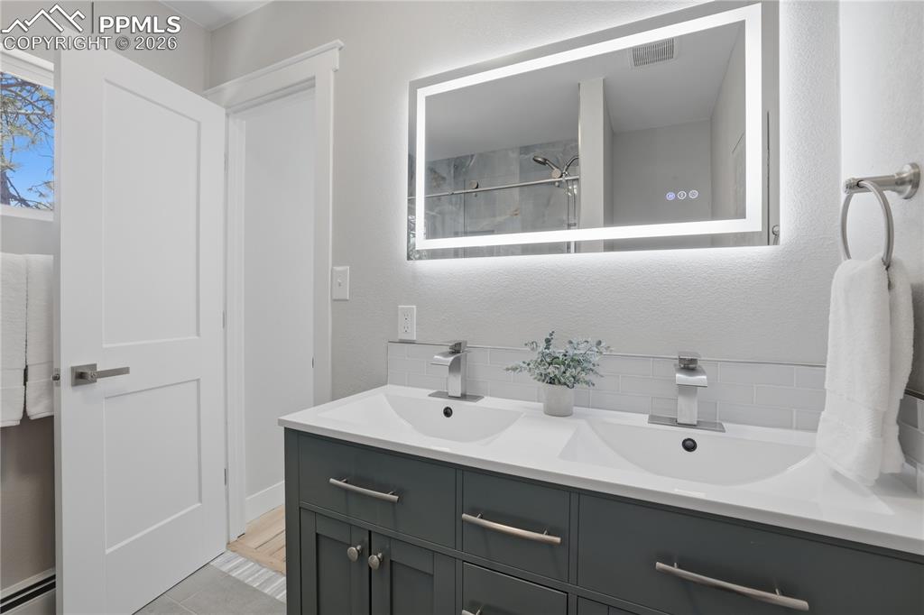 Image 22 of 42: Bathroom