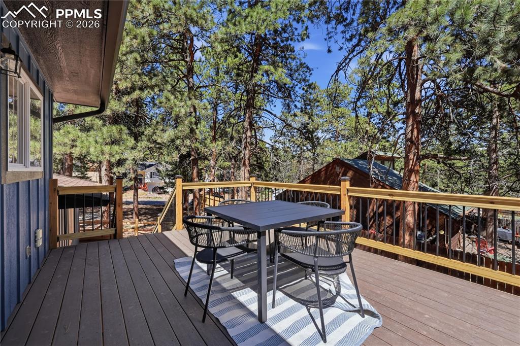Image 32 of 42: Deck