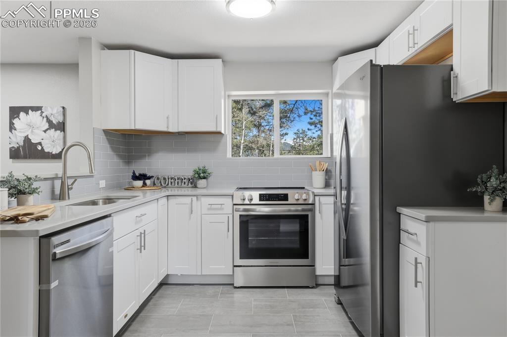 Image 5 of 42: Kitchen