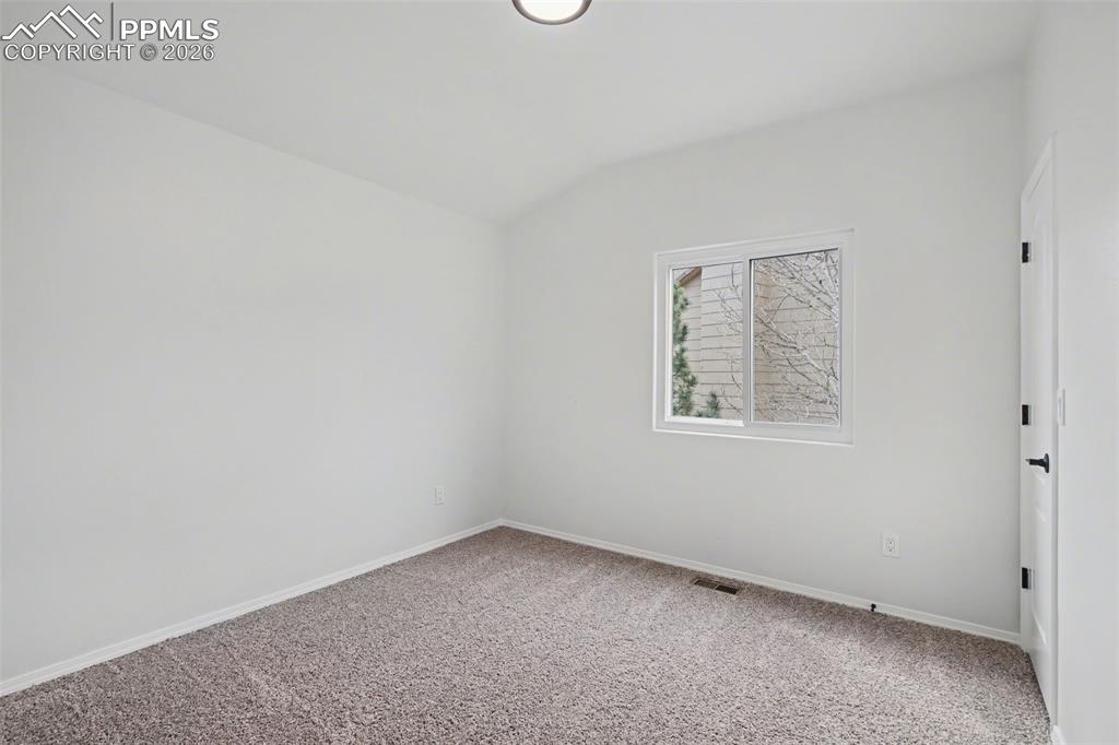 Image 32 of 40: Bedroom