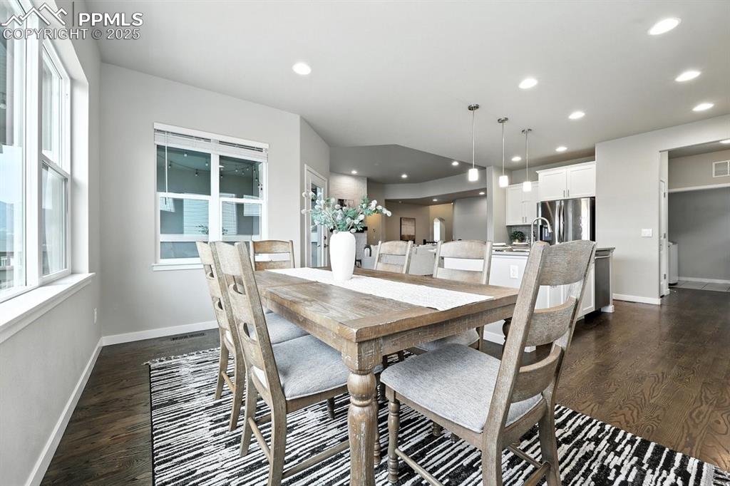 Image 8 of 37: Dining Area
