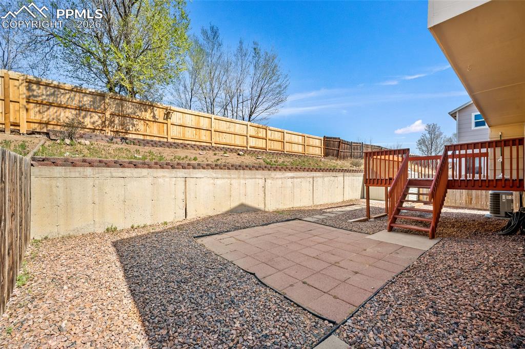 Image 24 of 26: Yard