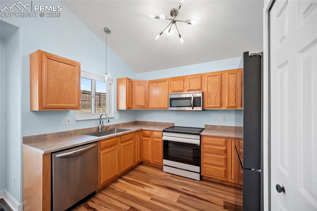 Image 7 of 26: Kitchen