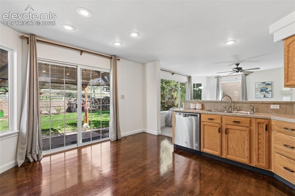 Image 10 of 50: Kitchen