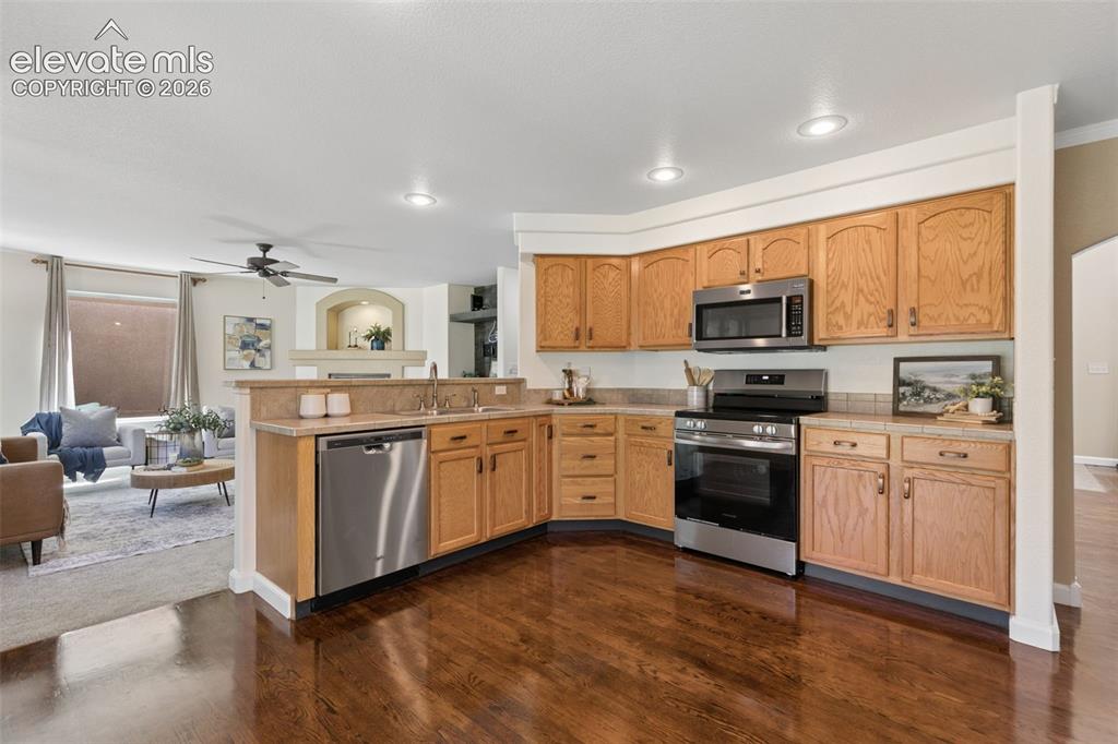 Image 14 of 50: Kitchen
