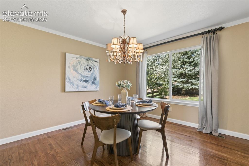 Image 8 of 50: Dining Area