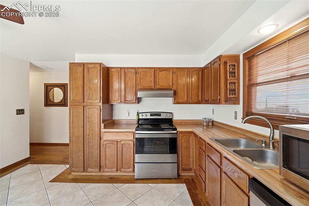 Image 11 of 35: Kitchen