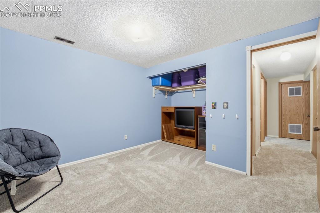 Image 25 of 35: Bedroom 3