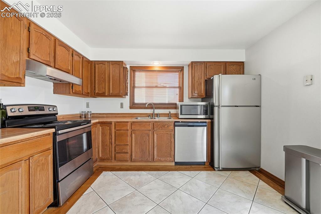 Image 9 of 35: Kitchen