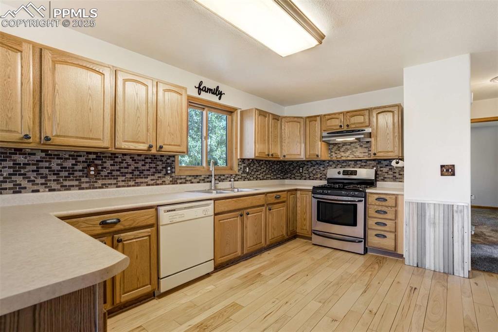 Image 13 of 50: Kitchen