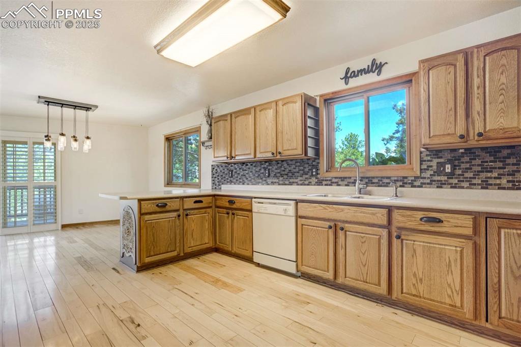 Image 14 of 50: Kitchen