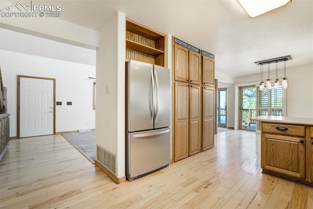 Image 16 of 50: Kitchen