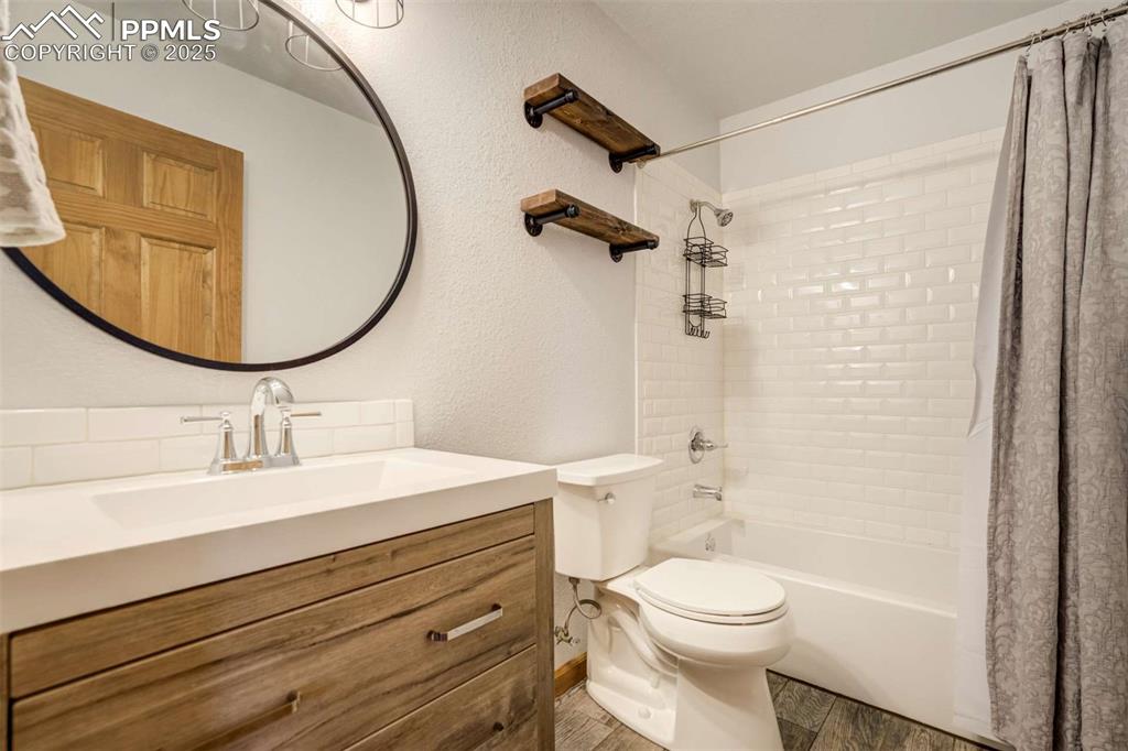 Image 19 of 50: Bathroom