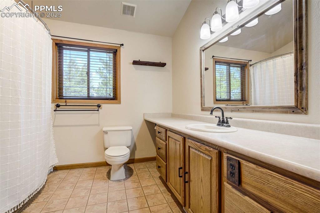 Image 25 of 50: Bathroom