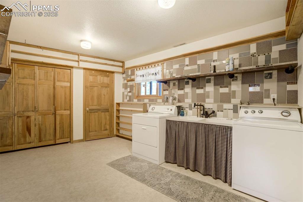 Image 29 of 50: Laundry