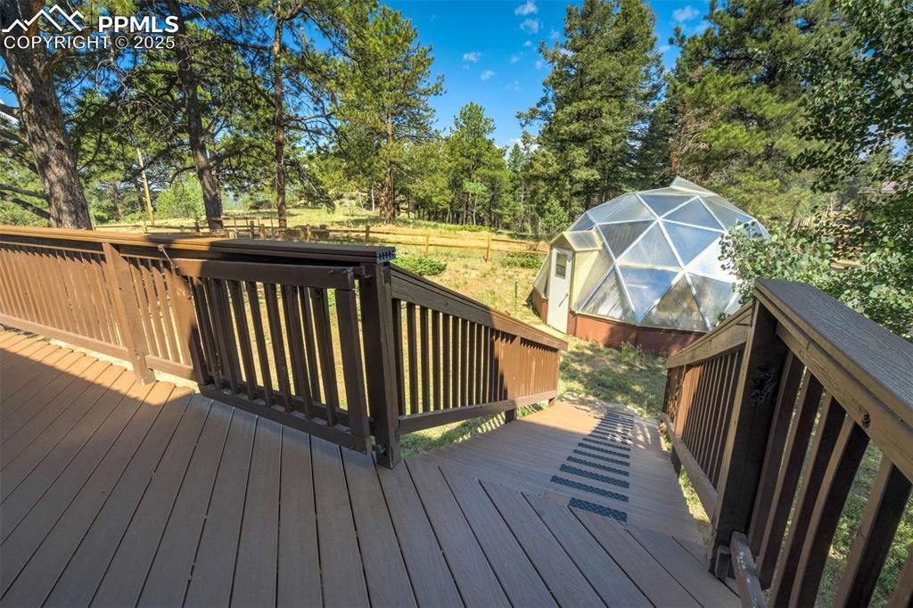 Image 31 of 50: Deck