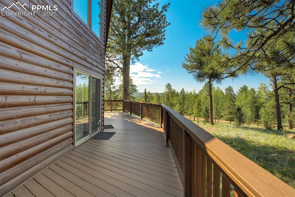 Image 33 of 50: Deck