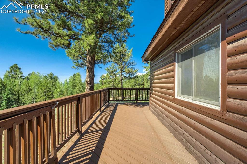 Image 34 of 50: Deck