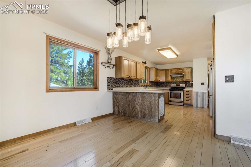 Image 41 of 50: Kitchen