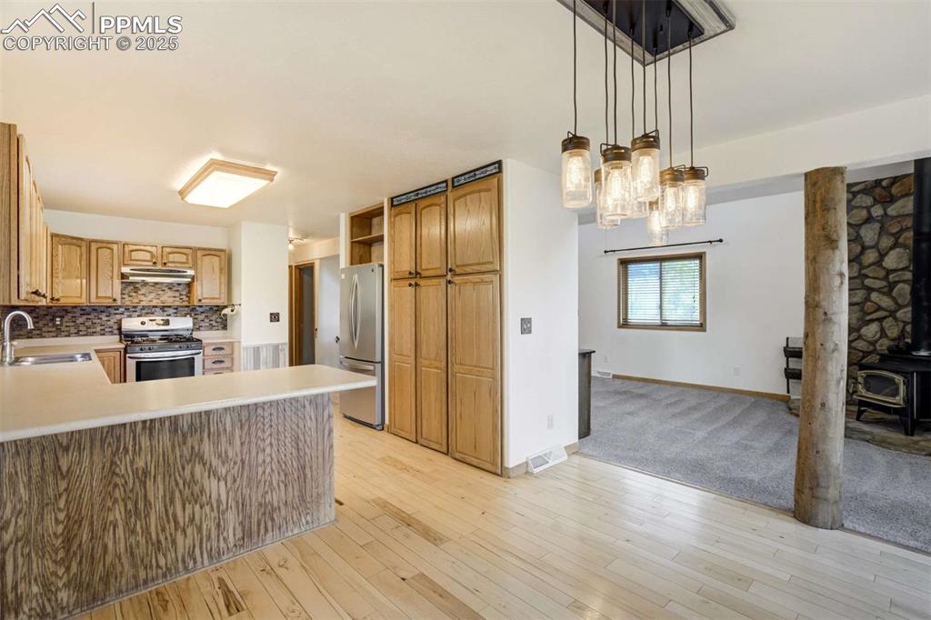 Image 42 of 50: Kitchen