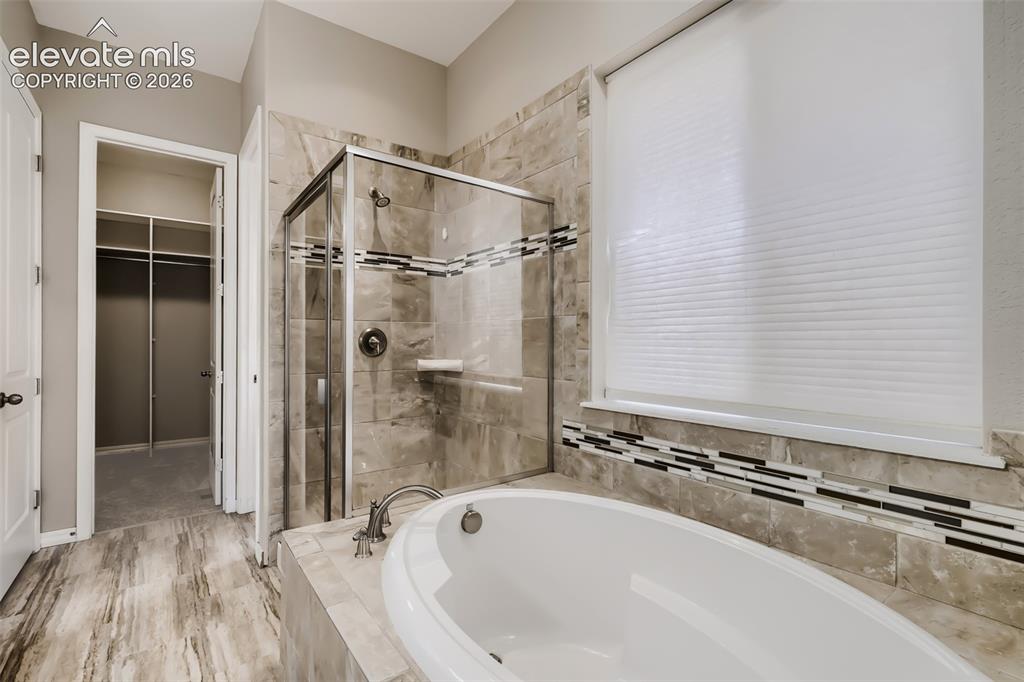 Image 27 of 50: soaking tub