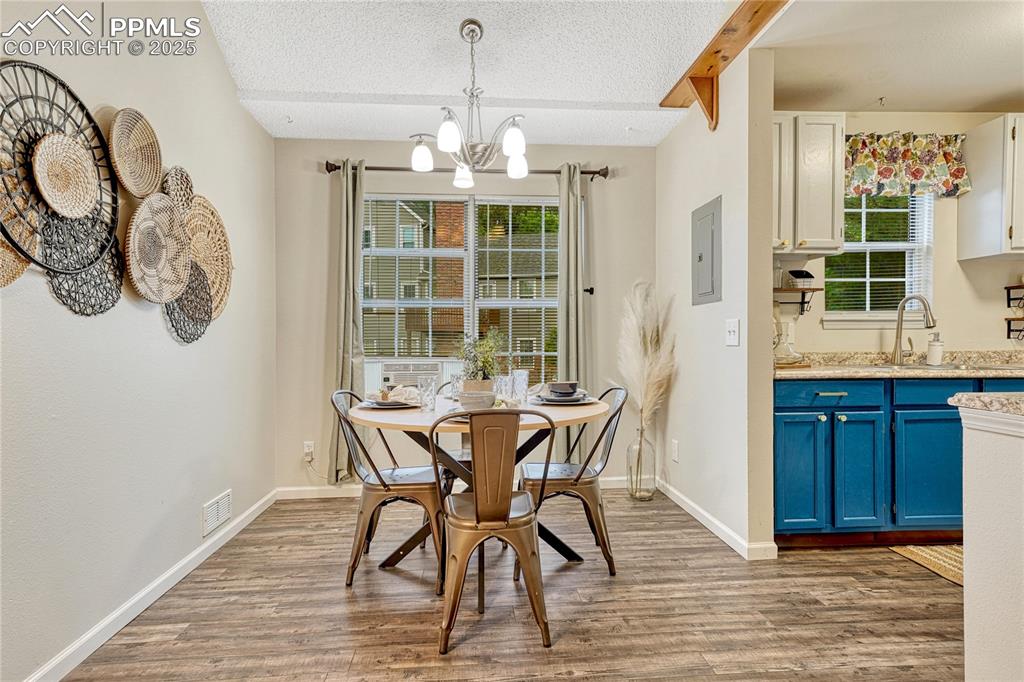 Image 10 of 49: Dining Area
