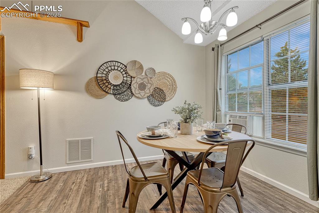 Image 11 of 49: Dining Area