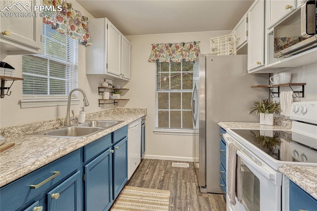 Image 12 of 49: Kitchen