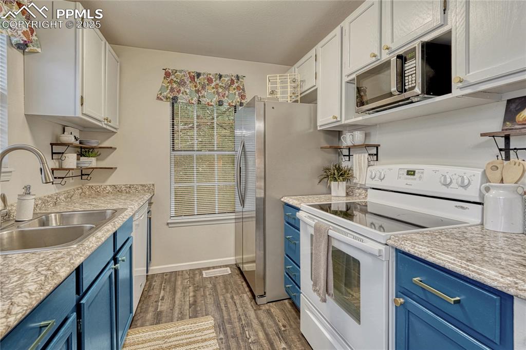 Image 13 of 49: Kitchen