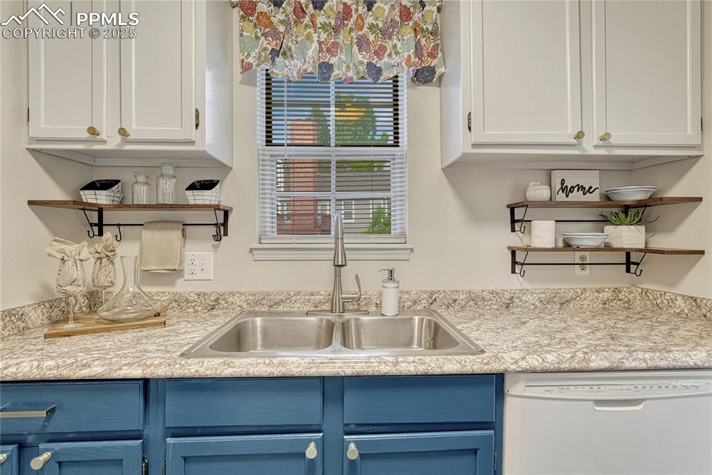 Image 14 of 49: Kitchen