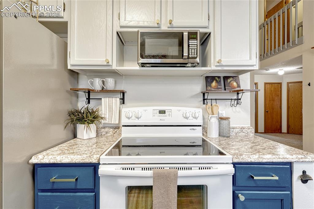 Image 15 of 49: Kitchen
