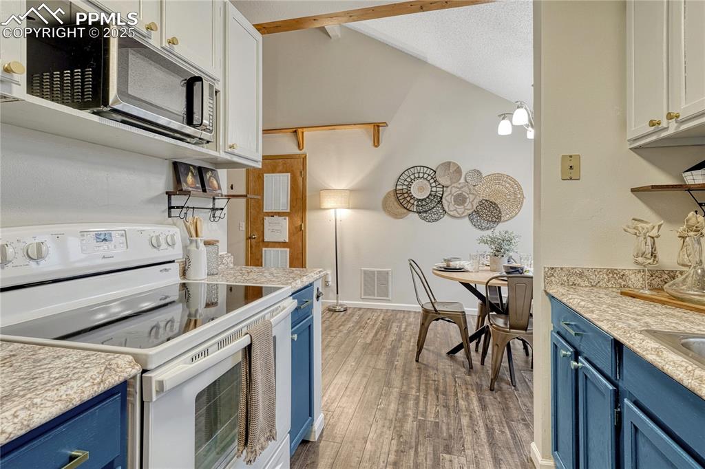 Image 16 of 49: Kitchen