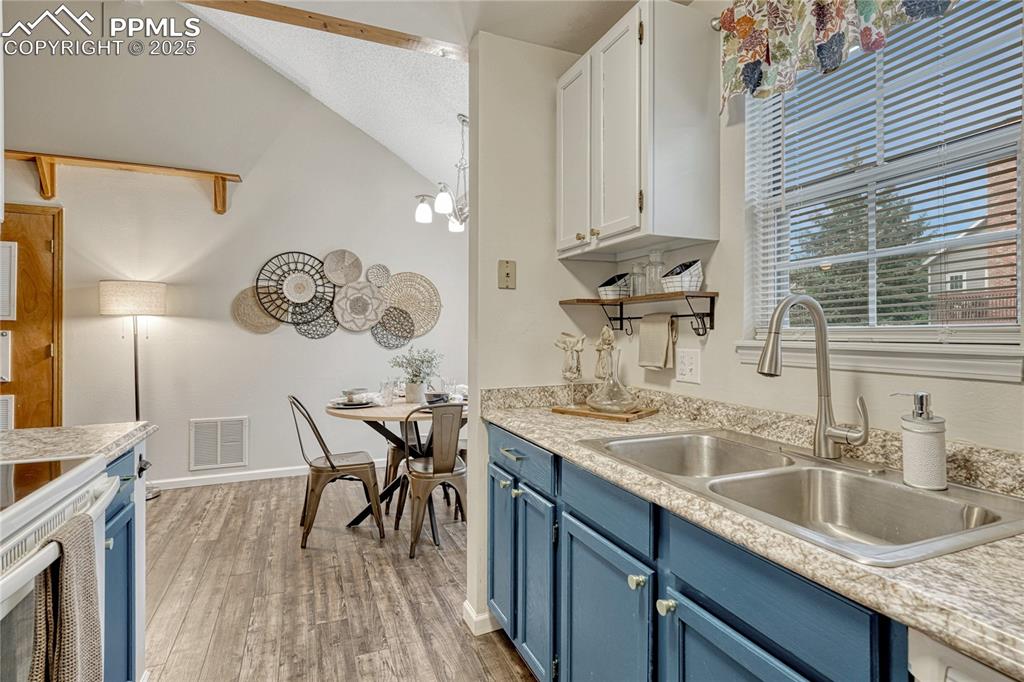 Image 17 of 49: Kitchen