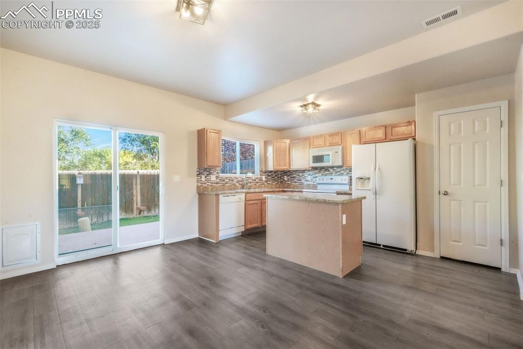 Image 13 of 50: Kitchen