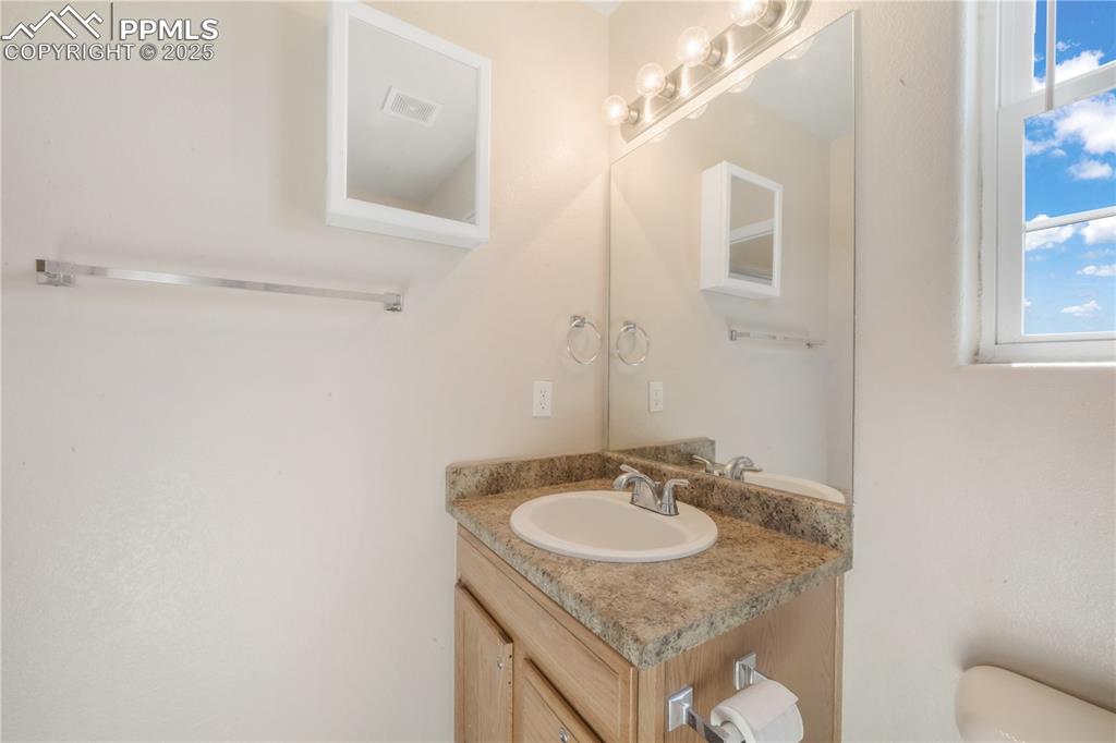 Image 33 of 50: Bathroom