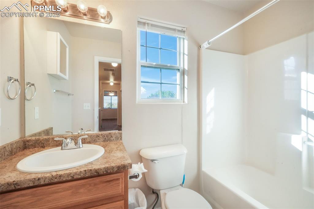 Image 34 of 50: Bathroom