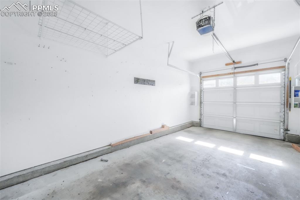 Image 35 of 50: Garage