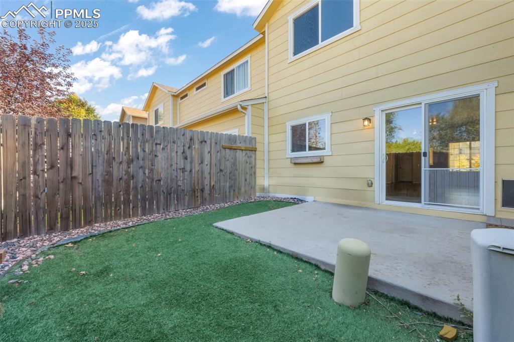 Image 39 of 50: Yard