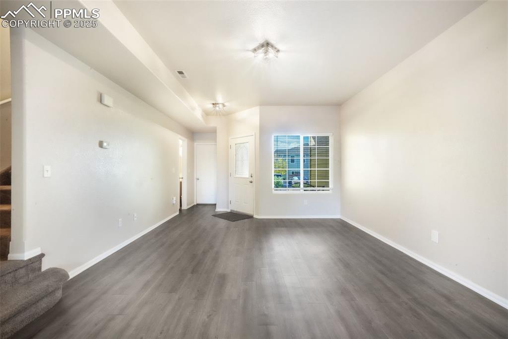 Image 5 of 50: Living Room