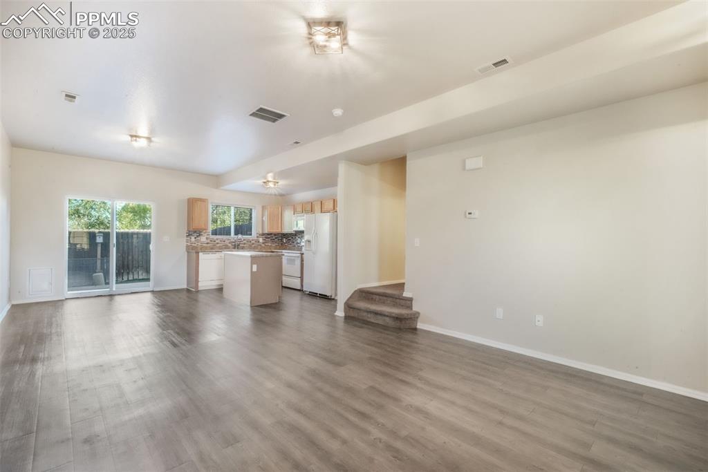 Image 7 of 50: Living Room