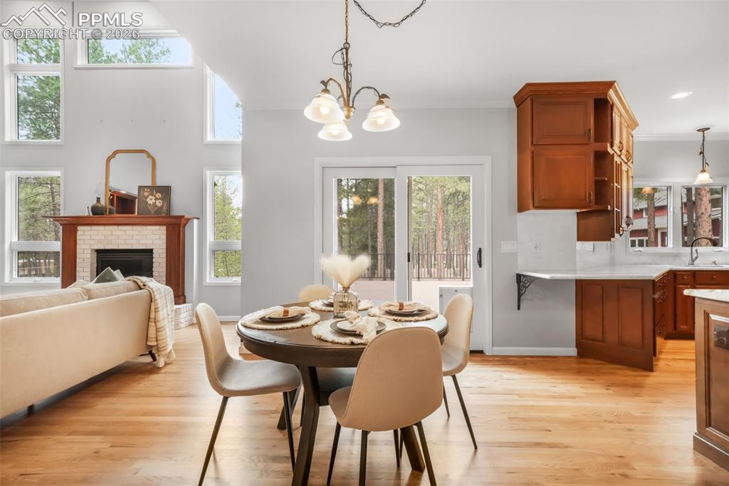 Image 11 of 50: Dining Area